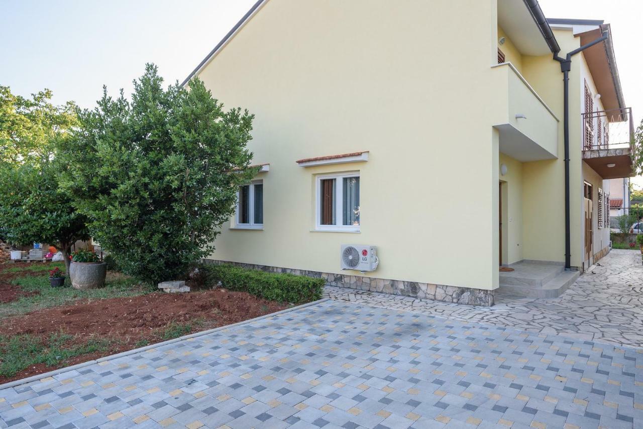 Apartment Perusko Pula Exterior photo